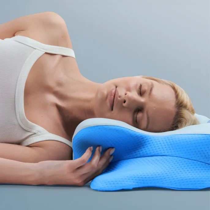 Side-by-side comparison: regular pillow causing neck misalignment versus Derila Ergo maintaining proper spinal alignment